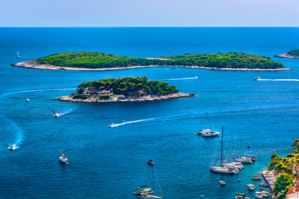 Boten voor de kust van Hvar ©Shutterstock_718360084