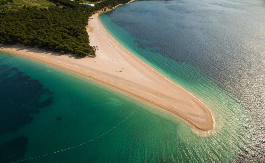 Zlatni Rat Beach op Brac - © Shutterstock